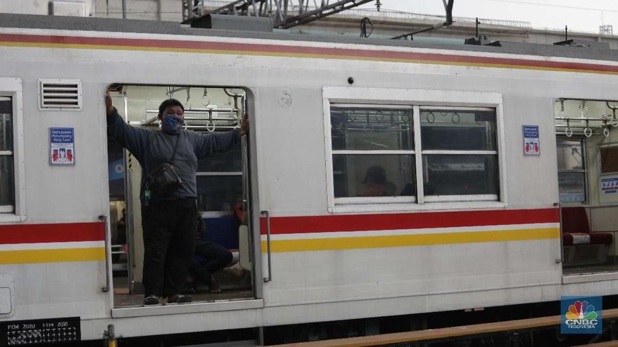 Penumpang KRL di Stasiun Manggarai (CNBC Indonesia/ Muhammad Sabki)