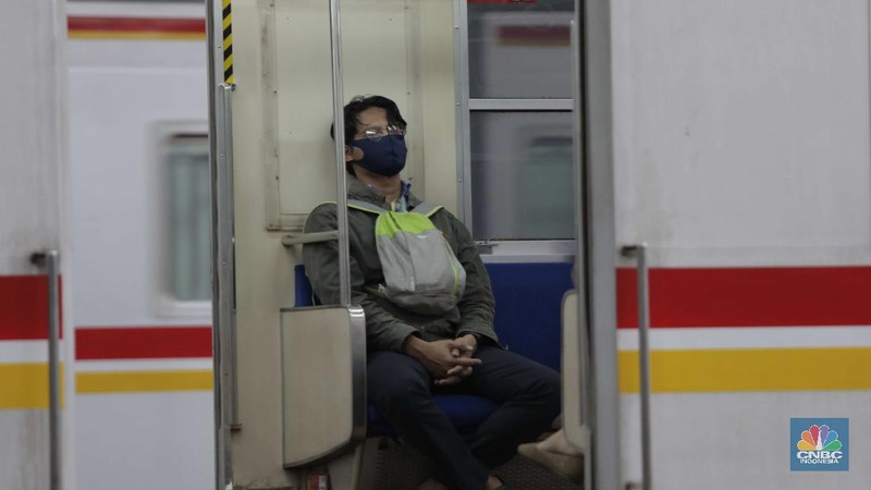 Penumpang KRL di Stasiun Manggarai (CNBC Indonesia/ Muhammad Sabki)