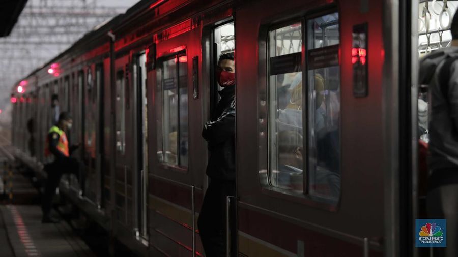 Penumpang KRL di Stasiun Manggarai (CNBC Indonesia/ Muhammad Sabki)