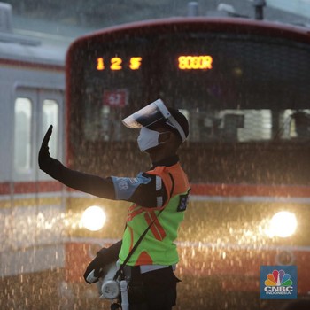 Potret Penumpang KRL yang Cuek Pakai Masker Scuba