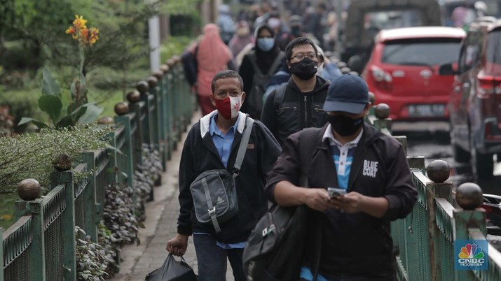 Penumpang KRL di Stasiun Manggarai (CNBC Indonesia/ Muhammad Sabki)