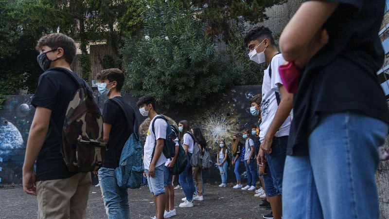 Sokolah di Iatlia kembali dibuka. AP/Domenico Stinellis