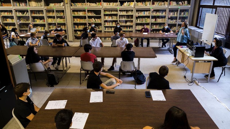 Sokolah di Iatlia kembali dibuka. AP/Domenico Stinellis
