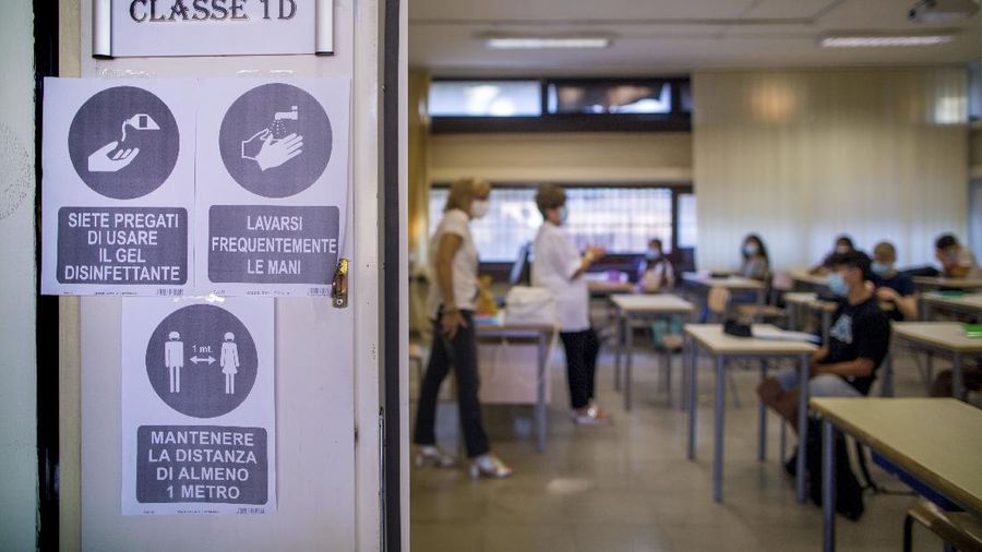 Sokolah di Iatlia kembali dibuka. AP/Domenico Stinellis