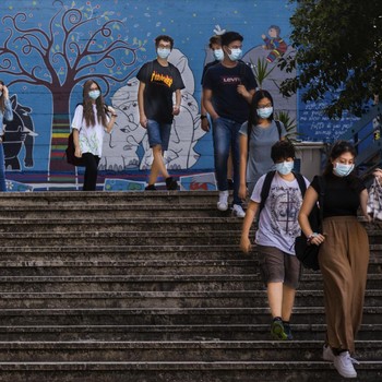 Lama Diliburkan, Begini Pemandangan Anak Italia Sekolah Lagi