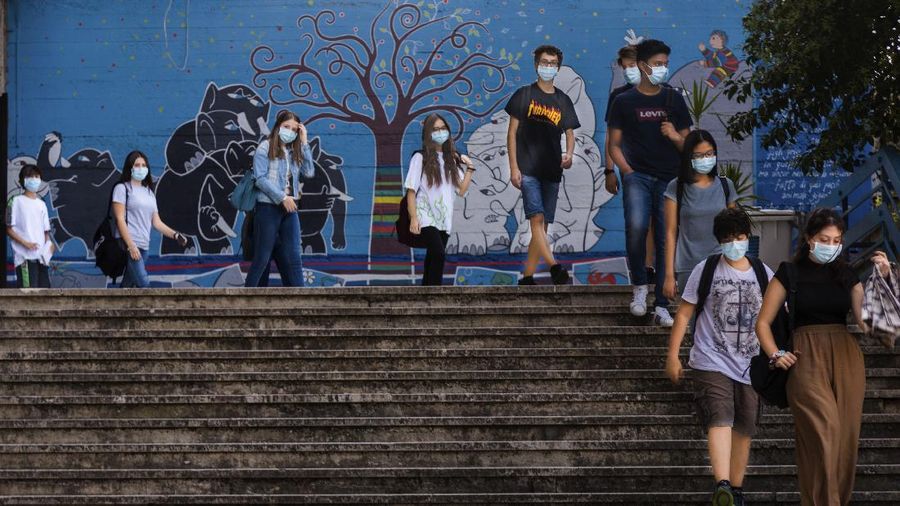 Sokolah di Iatlia kembali dibuka. AP/Domenico Stinellis