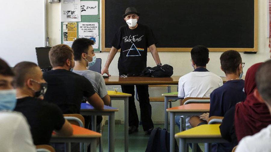 Sokolah di Iatlia kembali dibuka. AP/Domenico Stinellis