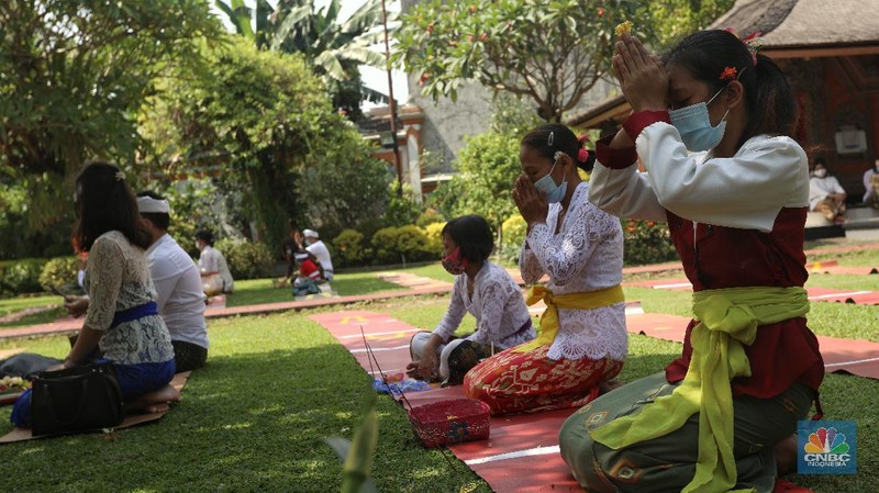 Hari Raya Galungan umat Hindu Bali. (CNBC Indonesia/Andrean Kristianto)