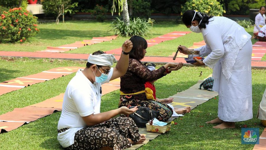 Hari Raya Galungan umat Hindu Bali. (CNBC Indonesia/Andrean Kristianto)