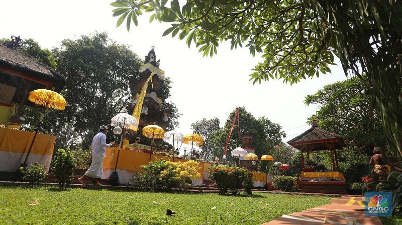 Hari Raya Galungan umat Hindu Bali. (CNBC Indonesia/Andrean Kristianto)