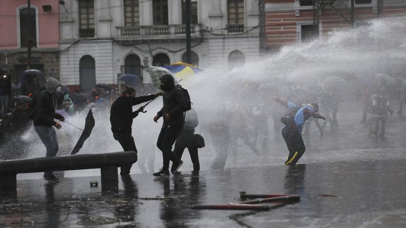 Demonstrators place barricades in the Plaza de Santo Domingo near the government palace during a protest to reject the government's economic policies, rising unemployment and the signing of an agreement with the International Monetary Fund, in Quito, Ecuador, Wednesday, Sept. 16, 2020. (AP Photo/Dolores Ochoa)