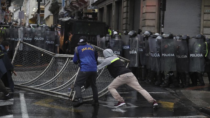 Demonstrators place barricades in the Plaza de Santo Domingo near the government palace during a protest to reject the government's economic policies, rising unemployment and the signing of an agreement with the International Monetary Fund, in Quito, Ecuador, Wednesday, Sept. 16, 2020. (AP Photo/Dolores Ochoa)