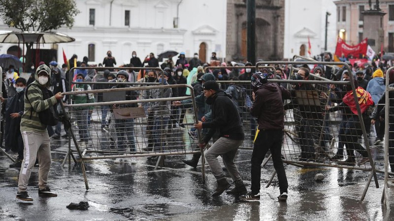 Demonstrators place barricades in the Plaza de Santo Domingo near the government palace during a protest to reject the government's economic policies, rising unemployment and the signing of an agreement with the International Monetary Fund, in Quito, Ecuador, Wednesday, Sept. 16, 2020. (AP Photo/Dolores Ochoa)