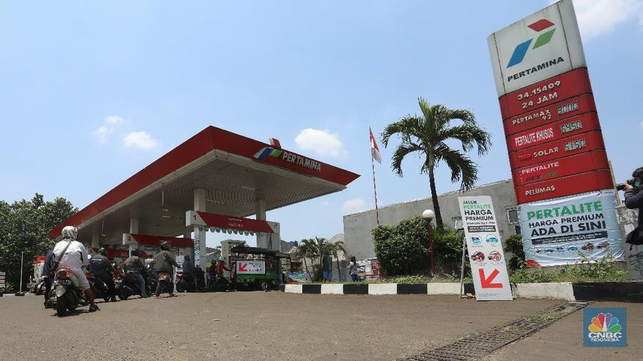 Pengendara motor mengatre untuk mengisi bahan bakar Pertalite di Stasiun Pengisian Bahan Bakar Umum (SPBU) kawasan Pondok Cabe, Tangerang Selatan, Banten, Kamis (17/9/2020). (վ/Andrean Kristianto)