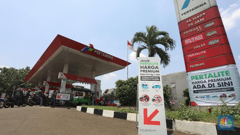 Pengendara motor mengatre untuk mengisi bahan bakar Pertalite di Stasiun Pengisian Bahan Bakar Umum (SPBU) kawasan Pondok Cabe, Tangerang Selatan, Banten, Kamis (17/9/2020). (վ/Andrean Kristianto)