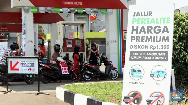 Pengendara motor mengatre untuk mengisi bahan bakar Pertalite di Stasiun Pengisian Bahan Bakar Umum (SPBU) kawasan Pondok Cabe, Tangerang Selatan, Banten, Kamis (17/9/2020). (CNBC Indonesia/Andrean Kristianto) Pengendara motor mengatre untuk mengisi bahan bakar Pertalite di Stasiun Pengisian Bahan Bakar Umum (SPBU) kawasan Pondok Cabe, Tangerang Selatan, Banten, Kamis (17/9/2020). (CNBC Indonesia/Andrean Kristianto)