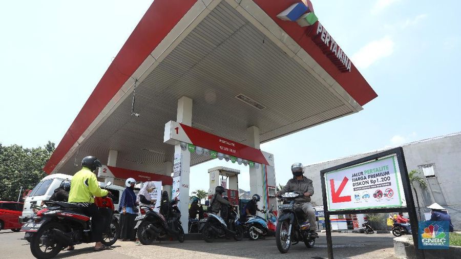 Pengendara motor mengatre untuk mengisi bahan bakar Pertalite di Stasiun Pengisian Bahan Bakar Umum (SPBU) kawasan Pondok Cabe, Tangerang Selatan, Banten, Kamis (17/9/2020). (վ/Andrean Kristianto)