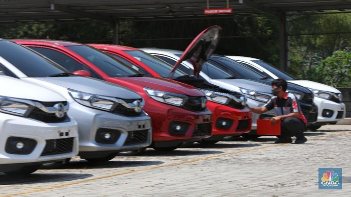 Petugas melakukan pengecekan fisik kendaraan sebelum di kirimkan ke pelanggan di Dealer Honda Sawangan, Depok, Jawa Barat (17/9/2020). Kementerian Perindustrian mengusulkan relaksasi pajak pembelian mobil baru sebesar 0 persen atau pemangkasan pajak kendaraan bermotor (PKB). (CNBC Indonesia/ Andrean Kristianto) Petugas melakukan pengecekan fisik kendaraan sebelum di kirimkan ke pelanggan di Dealer Honda Sawangan, Depok, Jawa Barat (17/9/2020). Kementerian Perindustrian mengusulkan relaksasi pajak pembelian mobil baru sebesar 0 persen atau pemangkasan pajak kendaraan bermotor (PKB). (CNBC Indonesia/ Andrean Kristianto)