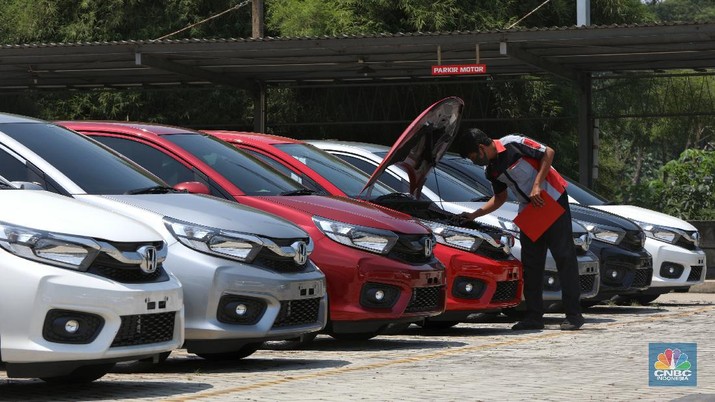 Petugas melakukan pengecekan fisik kendaraan sebelum di kirimkan ke pelanggan di Dealer Honda Sawangan, Depok, Jawa Barat (17/9/2020). Kementerian Perindustrian mengusulkan relaksasi pajak pembelian mobil baru sebesar 0 persen atau pemangkasan pajak kendaraan bermotor (PKB). (CNBC Indonesia/ Andrean Kristianto) Petugas melakukan pengecekan fisik kendaraan sebelum di kirimkan ke pelanggan di Dealer Honda Sawangan, Depok, Jawa Barat (17/9/2020). Kementerian Perindustrian mengusulkan relaksasi pajak pembelian mobil baru sebesar 0 persen atau pemangkasan pajak kendaraan bermotor (PKB). (CNBC Indonesia/ Andrean Kristianto)