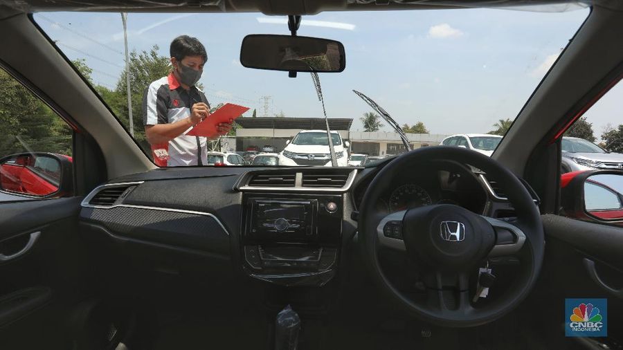 Petugas melakukan pengecekan fisik kendaraan sebelum di kirimkan ke pelanggan di Dealer Honda Sawangan, Depok, Jawa Barat (17/9/2020). Kementerian Perindustrian mengusulkan relaksasi pajak pembelian mobil baru sebesar 0 persen atau pemangkasan pajak kendaraan bermotor (PKB). (CNBC Indonesia/ Andrean Kristianto)