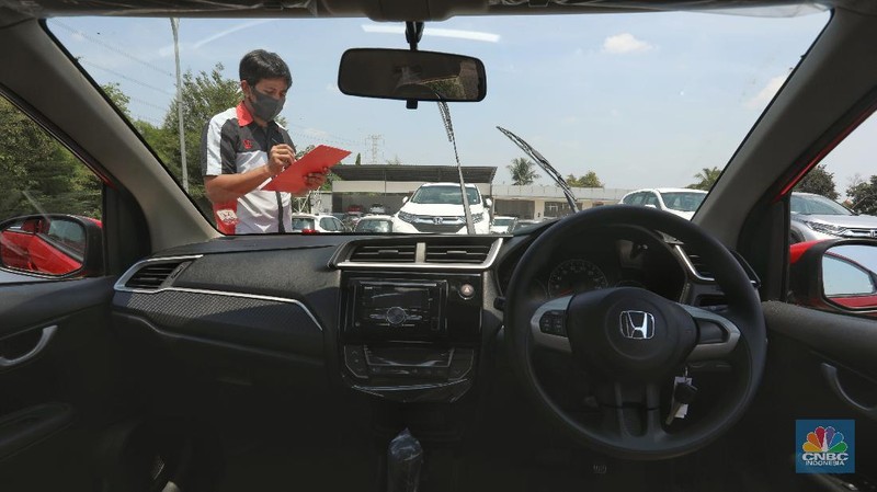 Petugas melakukan pengecekan fisik kendaraan sebelum di kirimkan ke pelanggan di Dealer Honda Sawangan, Depok, Jawa Barat (17/9/2020). Kementerian Perindustrian mengusulkan relaksasi pajak pembelian mobil baru sebesar 0 persen atau pemangkasan pajak kendaraan bermotor (PKB). (CNBC Indonesia/ Andrean Kristianto)