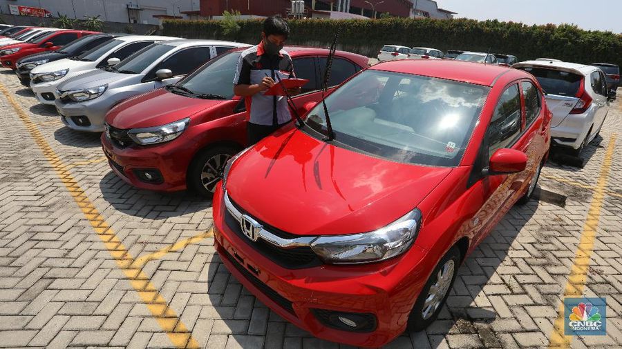 Petugas melakukan pengecekan fisik kendaraan sebelum di kirimkan ke pelanggan di Dealer Honda Sawangan, Depok, Jawa Barat (17/9/2020). Kementerian Perindustrian mengusulkan relaksasi pajak pembelian mobil baru sebesar 0 persen atau pemangkasan pajak kendaraan bermotor (PKB). (CNBC Indonesia/ Andrean Kristianto)