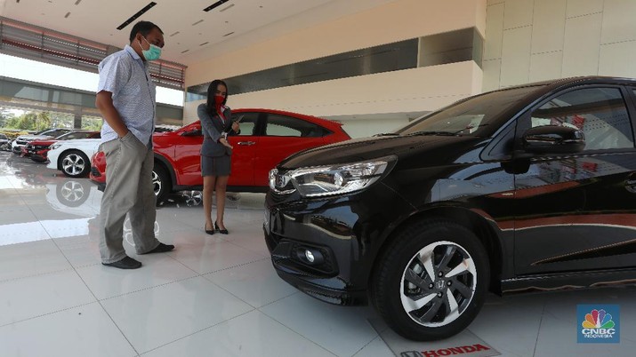 Petugas melakukan pengecekan fisik kendaraan sebelum di kirimkan ke pelanggan di Dealer Honda Sawangan, Depok, Jawa Barat (17/9/2020). Kementerian Perindustrian mengusulkan relaksasi pajak pembelian mobil baru sebesar 0 persen atau pemangkasan pajak kendaraan bermotor (PKB). (CNBC Indonesia/ Andrean Kristianto) Petugas melakukan pengecekan fisik kendaraan sebelum di kirimkan ke pelanggan di Dealer Honda Sawangan, Depok, Jawa Barat (17/9/2020). Kementerian Perindustrian mengusulkan relaksasi pajak pembelian mobil baru sebesar 0 persen atau pemangkasan pajak kendaraan bermotor (PKB). (CNBC Indonesia/ Andrean Kristianto)