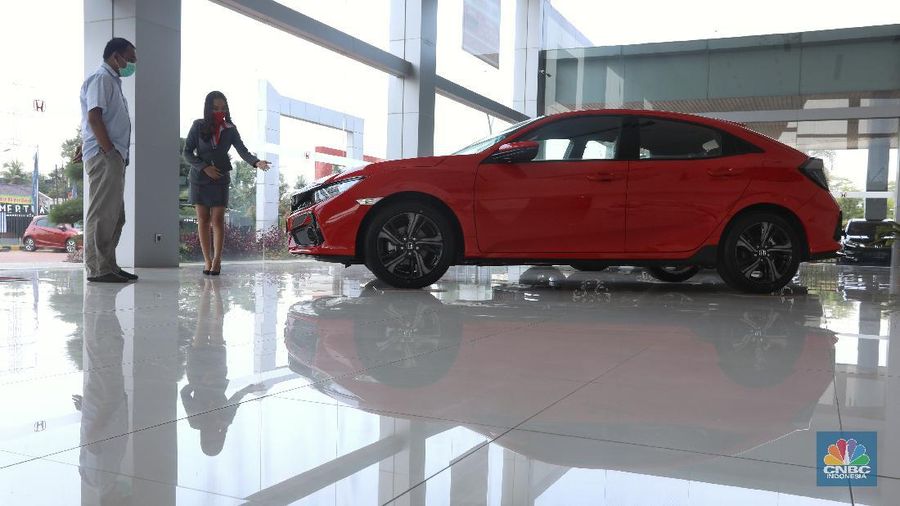 Petugas melakukan pengecekan fisik kendaraan sebelum di kirimkan ke pelanggan di Dealer Honda Sawangan, Depok, Jawa Barat (17/9/2020). Kementerian Perindustrian mengusulkan relaksasi pajak pembelian mobil baru sebesar 0 persen atau pemangkasan pajak kendaraan bermotor (PKB). (CNBC Indonesia/ Andrean Kristianto)