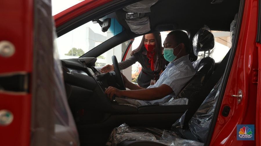 Petugas melakukan pengecekan fisik kendaraan sebelum di kirimkan ke pelanggan di Dealer Honda Sawangan, Depok, Jawa Barat (17/9/2020). Kementerian Perindustrian mengusulkan relaksasi pajak pembelian mobil baru sebesar 0 persen atau pemangkasan pajak kendaraan bermotor (PKB). (CNBC Indonesia/ Andrean Kristianto)