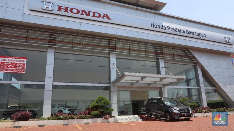 Petugas melakukan pengecekan fisik kendaraan sebelum di kirimkan ke pelanggan di Dealer Honda Sawangan, Depok, Jawa Barat (17/9/2020). Kementerian Perindustrian mengusulkan relaksasi pajak pembelian mobil baru sebesar 0 persen atau pemangkasan pajak kendaraan bermotor (PKB). (CNBC Indonesia/ Andrean Kristianto)