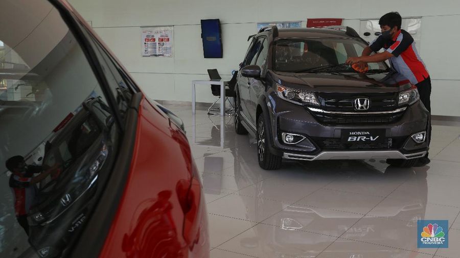 Petugas melakukan pengecekan fisik kendaraan sebelum di kirimkan ke pelanggan di Dealer Honda Sawangan, Depok, Jawa Barat (17/9/2020). Kementerian Perindustrian mengusulkan relaksasi pajak pembelian mobil baru sebesar 0 persen atau pemangkasan pajak kendaraan bermotor (PKB). (CNBC Indonesia/ Andrean Kristianto)