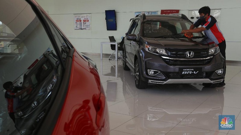 Petugas melakukan pengecekan fisik kendaraan sebelum di kirimkan ke pelanggan di Dealer Honda Sawangan, Depok, Jawa Barat (17/9/2020). Kementerian Perindustrian mengusulkan relaksasi pajak pembelian mobil baru sebesar 0 persen atau pemangkasan pajak kendaraan bermotor (PKB). (CNBC Indonesia/ Andrean Kristianto)