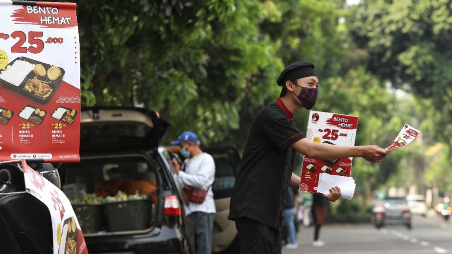 Gerai Makanan Isoide yang Menjajakan Makanannya di Pinggir Jalan. (CNBC Indonesia/Andrean Kristianto)