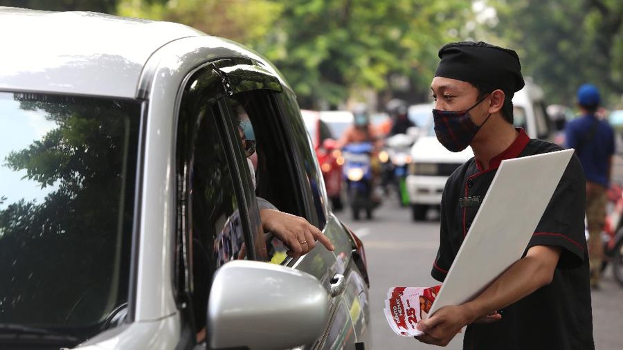 Gerai Makanan Isoide yang Menjajakan Makanannya di Pinggir Jalan. (CNBC Indonesia/Andrean Kristianto)