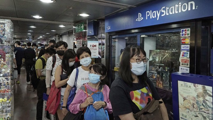 Gaming enthusiasts queue up for the pre-order sales of the newly unveiled Japanese brand video game console, Sony's PlayStation 5 (PS5), outside a retailer in Hong Kong, Friday, Sept. 18, 2020. Pre-orders of PlayStation 5 started on Sept. 17 and will be filled on Nov. 19. (AP Photo/Kin Cheung)