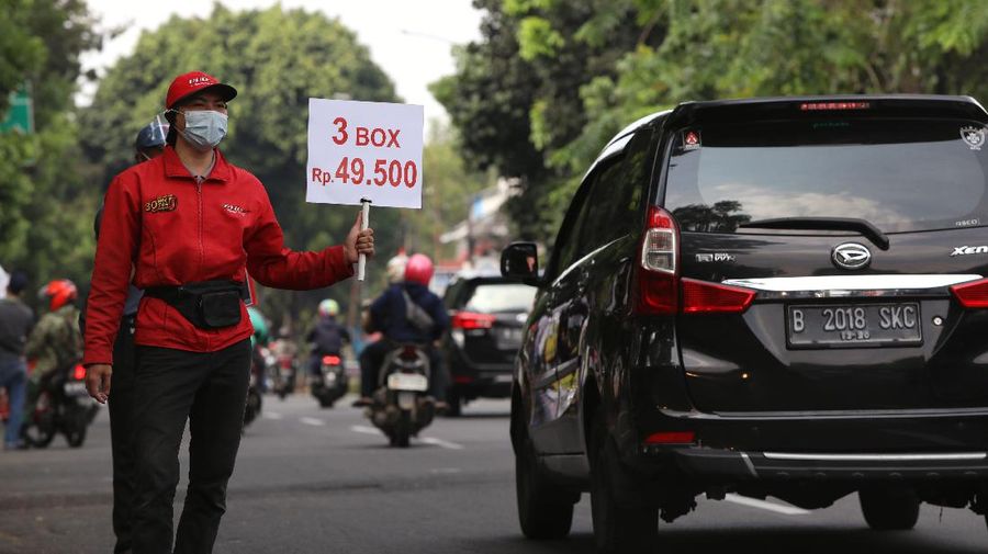 Karyawan PHD berjualam pizza di pinggir jalan di Kawasan Bintaro, Tangerang Selatam, Jumat (18/9/2020). (CNBC Indonesia/Andrean Kristianto))