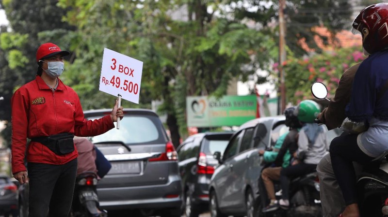 Karyawan PHD berjualam pizza di pinggir jalan di Kawasan Bintaro, Tangerang Selatam, Jumat (18/9/2020). (CNBC Indonesia/Andrean Kristianto))