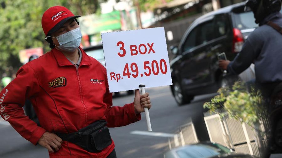 Karyawan PHD berjualam pizza di pinggir jalan di Kawasan Bintaro, Tangerang Selatam, Jumat (18/9/2020). (CNBC Indonesia/Andrean Kristianto))