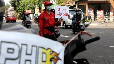 Karyawan PHD berjualam pizza di pinggir jalan di Kawasan Bintaro, Tangerang Selatam, Jumat (18/9/2020). (CNBC Indonesia/Andrean Kristianto))