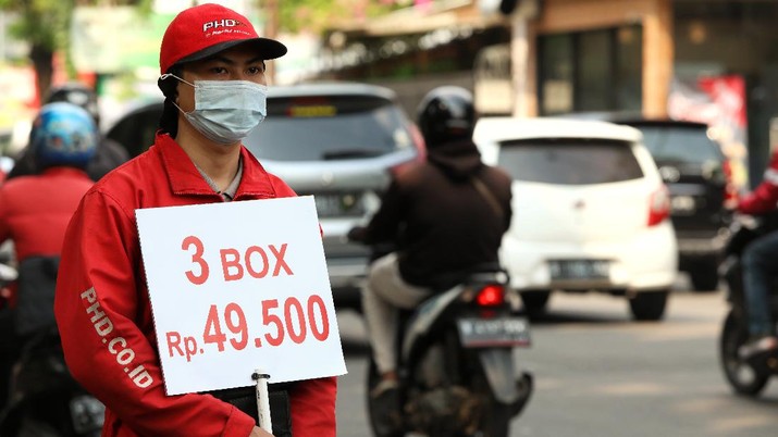 Karyawan PHD berjualam pizza di pinggir jalan di Kawasan Bintaro, Tangerang Selatam, Jumat (18/9/2020). (CNBC Indonesia/Andrean Kristianto)) Karyawan PHD berjualam pizza di pinggir jalan di Kawasan Bintaro, Tangerang Selatam, Jumat (18/9/2020). (CNBC Indonesia/Andrean Kristianto))