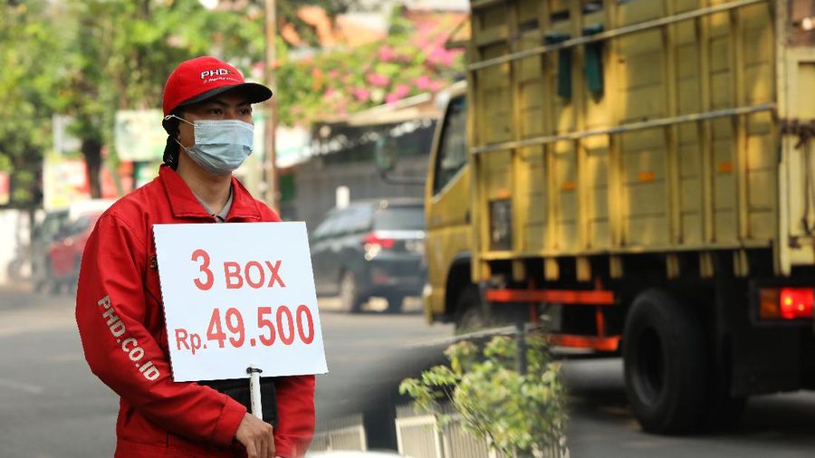 Karyawan PHD berjualam pizza di pinggir jalan di Kawasan Bintaro, Tangerang Selatam, Jumat (18/9/2020). (CNBC Indonesia/Andrean Kristianto))