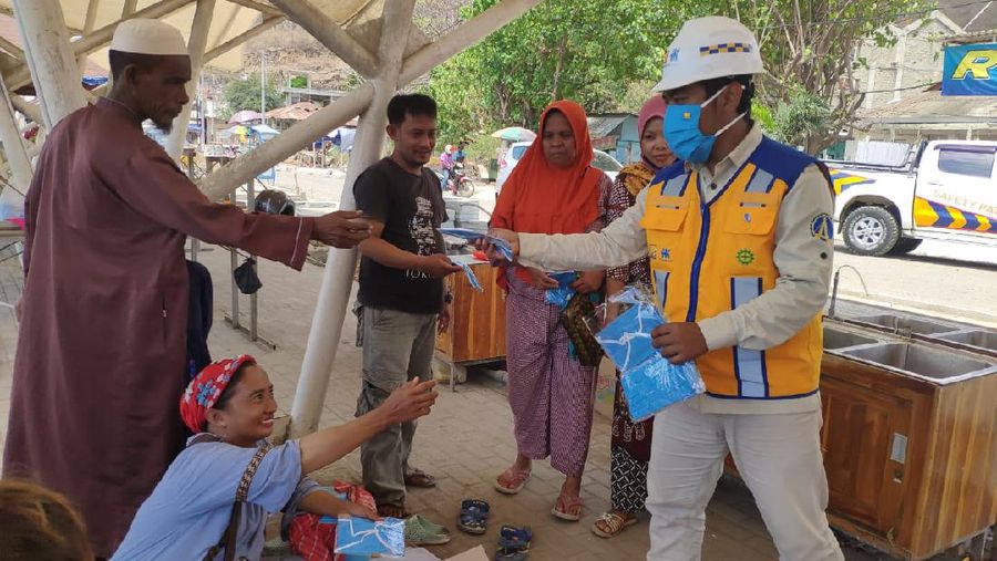 Stop penyebaran COVID-19, Tim Proyek Brantas Abipraya bagikan masker gratis kepada para pedagang di pasar sekitar proyek.
