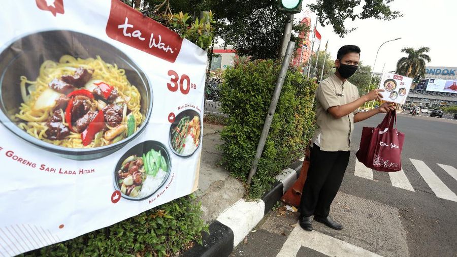 Ta Wan mulai menewarkan makanannya di Jalan kawasan Pondok Indah. (CNBC Indonesia/Andrean Kristianto)