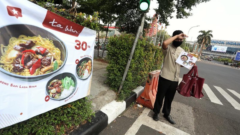 Ta Wan mulai menewarkan makanannya di Jalan kawasan Pondok Indah. (CNBC Indonesia/Andrean Kristianto)