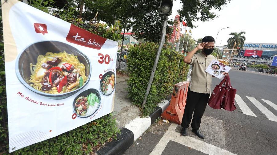 Ta Wan mulai menewarkan makanannya di Jalan kawasan Pondok Indah. (CNBC Indonesia/Andrean Kristianto)