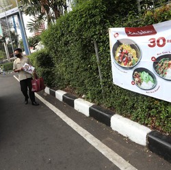 Fenomena Pekerja Restoran Jualan di Pinggir Jalan, Tanda Apa?
