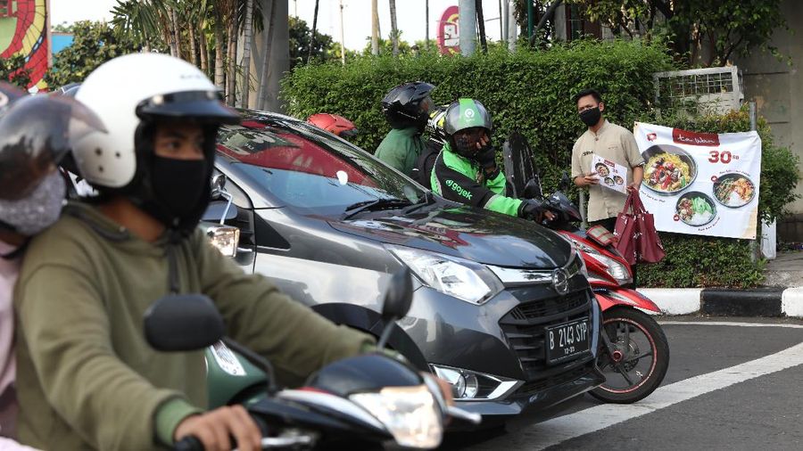 Karyawan PHD berjualam pizza di pinggir jalan di Kawasan Bintaro, Tangerang Selatam, Jumat (18/9/2020). (CNBC Indonesia/Andrean Kristianto))