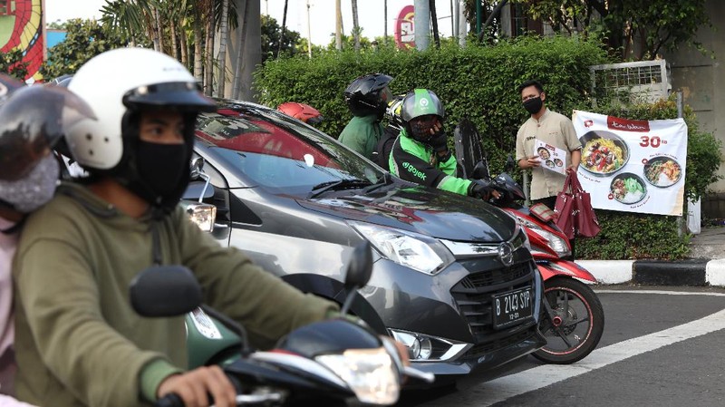 Karyawan PHD berjualam pizza di pinggir jalan di Kawasan Bintaro, Tangerang Selatam, Jumat (18/9/2020). (CNBC Indonesia/Andrean Kristianto))