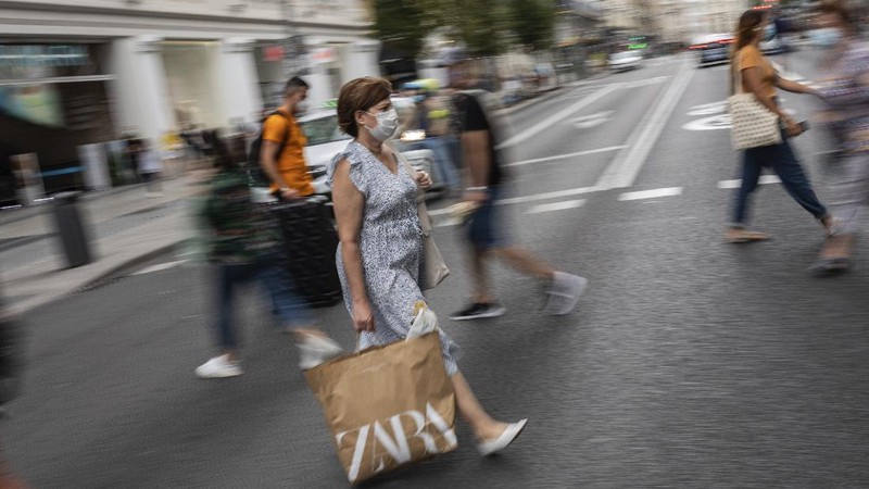 Pedestrians wearing face masks to prevent the spread of coronavirus walk in downtown Madrid, Spain, Thursday, Sept. 17, 2020. With a coronavirus caseload above 600,000 and more than 30,000 confirmed deaths, Spain has been the hardest hit European country in the second wave of the pandemic. (AP Photo/Bernat Armangue)