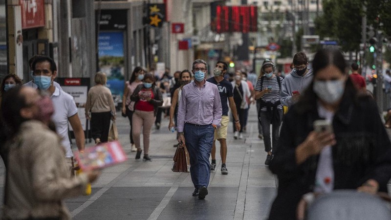 Pedestrians wearing face masks to prevent the spread of coronavirus walk in downtown Madrid, Spain, Thursday, Sept. 17, 2020. With a coronavirus caseload above 600,000 and more than 30,000 confirmed deaths, Spain has been the hardest hit European country in the second wave of the pandemic. (AP Photo/Bernat Armangue)